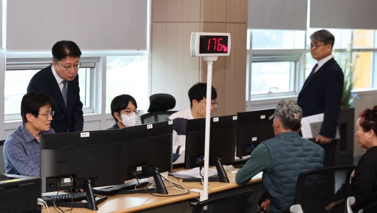 박광종 광주국세청장이 15일 정읍세무서를 방문, 직원들과 함께 현장 점검을 하고 있다. 광주국세청 제공