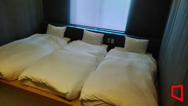 일본 오사카 동쪽 외곽 후세지역에 만들어진 세카이 호텔. 사진은 세카이 호텔의 침실. 사진=김형민 기자