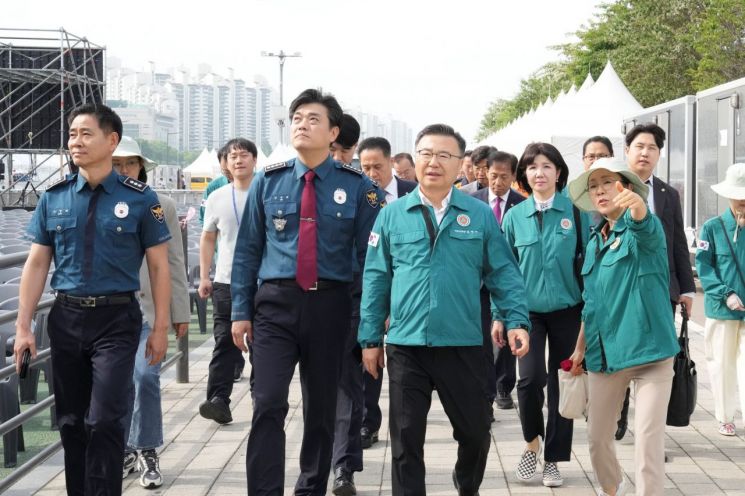 장미축제 현장 안전관리 합동점검에 참여한 류경기 중랑구청장과 관계자들의 모습