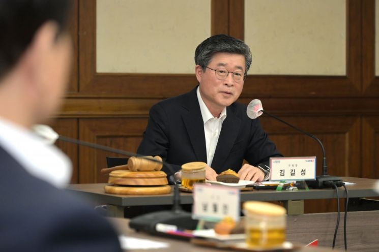 2025년 제2회 중구인재육성장학재단 이사회에서 김길성 서울 중구청장이 발언하고 있다. 중구 제공.