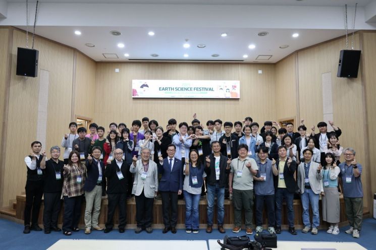 2025 동아시아 고등학생 지구과학 축전 참가자들이 15일 국립광주과학관에서 기념촬영을 하고 있다. 이번 행사는 지난 2023년 일본, 2024년 대만에 이어 세 번째로 열리는 것으로, 한국에서는 총 3단계 교육 및 평가 과정을 거쳐 선발된 11명의 예비 국가대표가 참가했다. 광주과학관 제공
