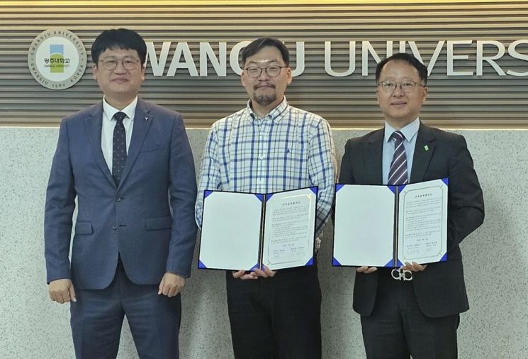 광주대학교 산학협력단이 최근 더펫하우스협동조합과 반려동물보건산업 분야 실무형 전문 인재 양성과 상호 발전을 위한 업무협약을 체결했다. 광주대학교 제공