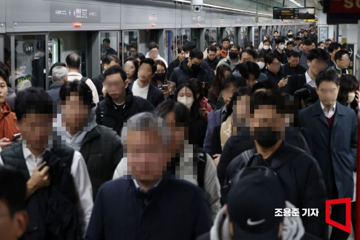 출근길 시민들로 붐비는 서울 광화문역 모습. 아시아경제DB