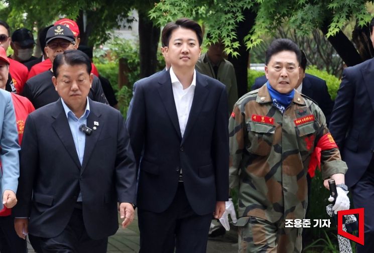 [포토] 박정훈 대령 2심 준비공판 기자회견 참석하는 이준석 후보 