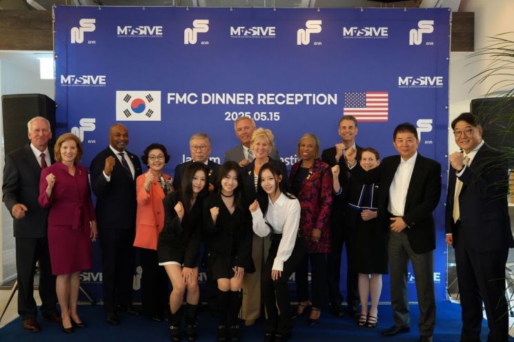 엔에스이엔엠 자회사 매시브이엔씨의 소속 걸그룹 어블룸이 지난 15일 서울 강남구 '더 가즈믹 테이블'에서 열린 'FMC(Former Members of Congress) 만찬회'에 참석해 글로벌 무대 진출을 위한 비전과 각오를 다졌다. 엔에스이엔엠