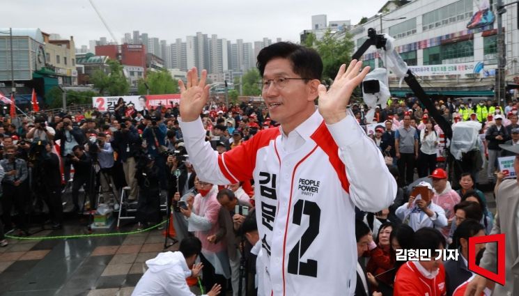 [포토] 수원시민들 향해 인사하는 김문수