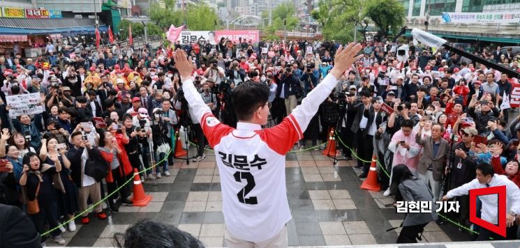 [포토] 지동시장 지지자들 향해 인사하는 김문수 후보