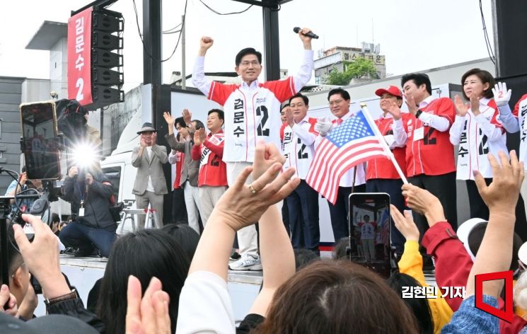 [포토] 수원 시민들 향해 지지 호소하는 김문수