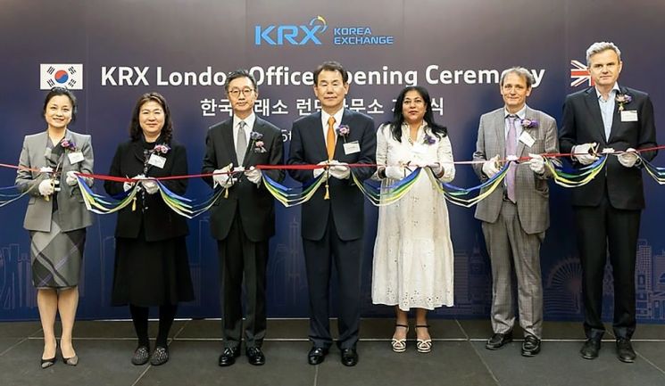 (왼쪽 세번째부터) 윤여철 주영국 대한민국 대사관 대사, 정은보 한국거래소 이사장, 난디니 수크마르 세계거래소연맹(WFE) CEO가 15일(현지시간) 영국에서 런던사무소 리본 커팅식을 진행하고 있다. 한국거래소