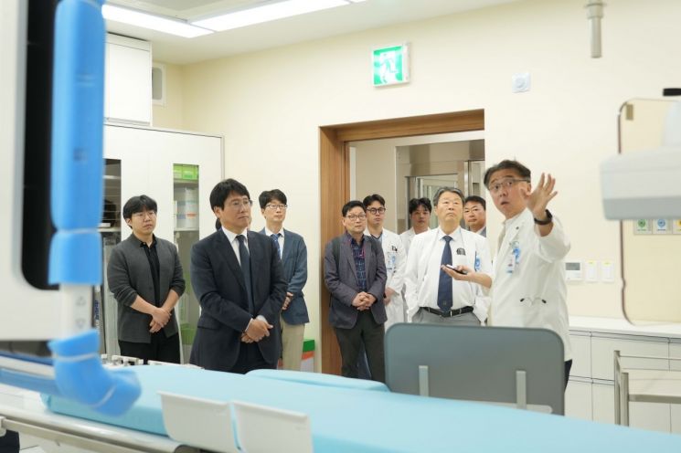 과학기술정보통신부 공공융합연구정책관 심뇌혈관센터 6월 개소를 앞두고 혈관촬영실을 둘러보고 있다. 동남권원자력의학원 제공