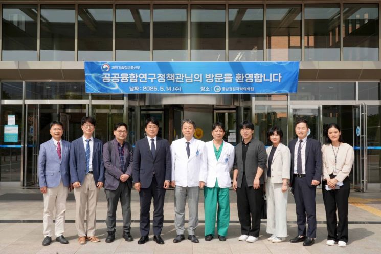 왼쪽에서 네번째 정택렬 공공융합연구정책관, 다섯번째 이창훈 동남권원자력의학원장. 동남권원자력의학원 제공