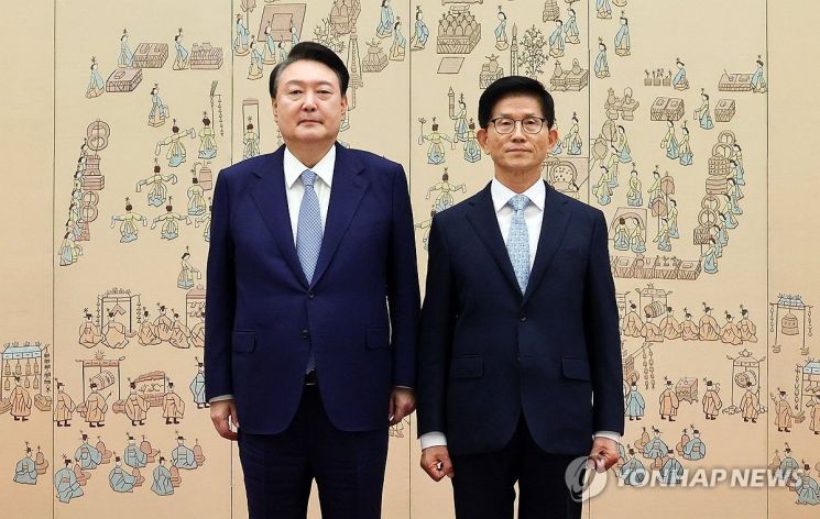 윤석열 대통령이 지난해 8월30일 서울 용산 대통령실 청사에서 열린 장관 임명장 수여식에서 김문수 고용노동부 장관에게 임명장을 수여한 뒤 기념촬영을 하고 있다. 연합뉴스