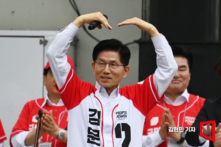 김문수 국민의힘 대선 후보가 16일 경기 수원시 지동시장 앞에서 유권자들에게 지지를 호소하고 있다. 김현민 기자