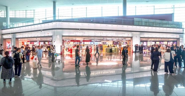 신세계면세점 인천공항 제2터미널점 뷰티매장 전경. 신세계면세점 제공
