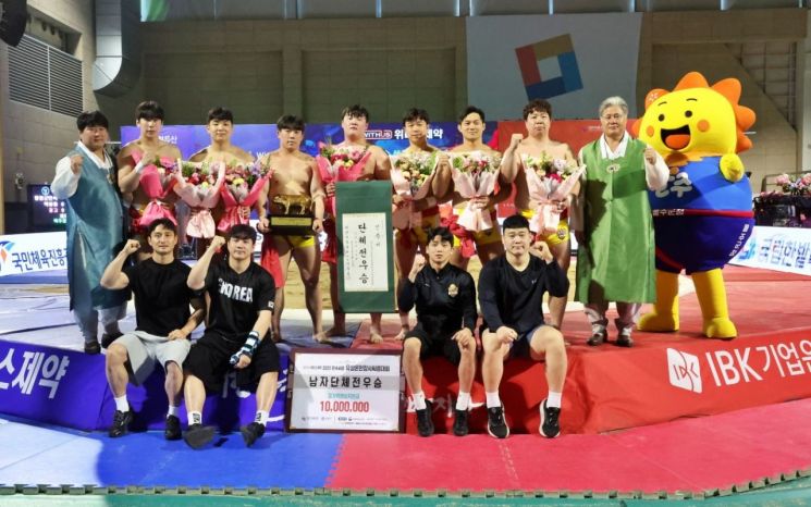 울주군청 해뜨미씨름단이 유성온천장사씨름대회 단체전 우승을 차지하고 기념촬영하고 있다. 울주군 제공