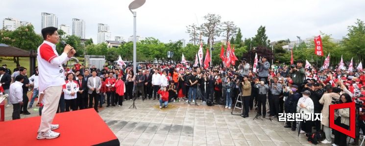 [포토] 동탄 시민들 향해 지지 호소하는 김문수