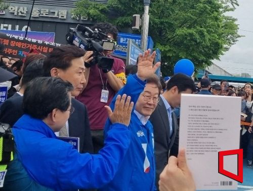 이재명 더불어민주당 대선 후보가 16일 전북 익산역 동부광장에서 진행된 선거 유세 연설을 마치고 차량으로 걸어가면서 지지자들에게 손을 흔들어보이고 있다. 익산=문혜원 기자