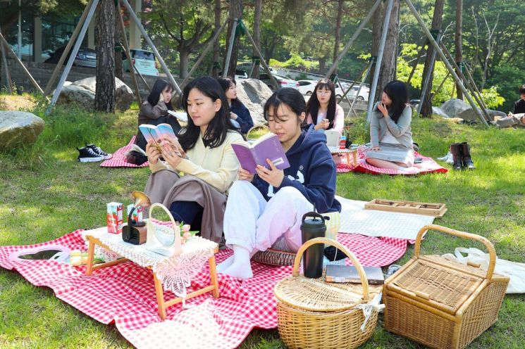 동아대 학술정보원 도서관이 야외 책읽기 행사 북크닉을 개최하고 있다.