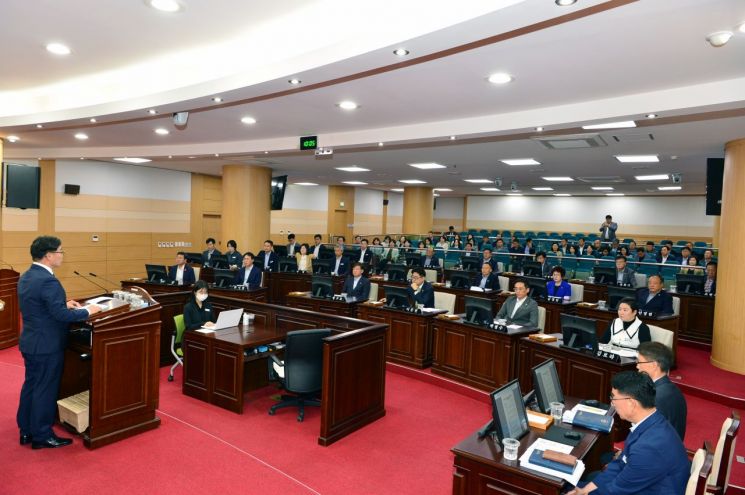 광양시의회는16일 본회의를 통해「철강산업 위기 극복을 위한 산업위기 대응지역 지정 촉구 성명서」를 공식 채택하고, 정부와 관계기관에 철강산업 보호와 지역경제 안정을 위한 긴급 대응을 촉구했다. 광양시의회 제공