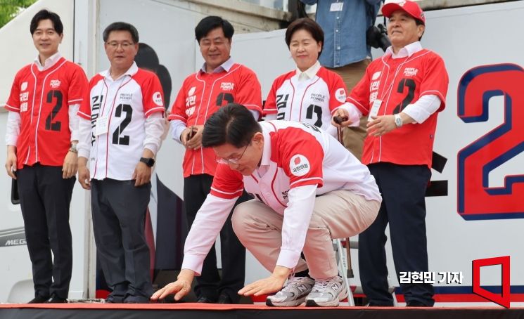 [포토] 큰절하는 김문수 후보