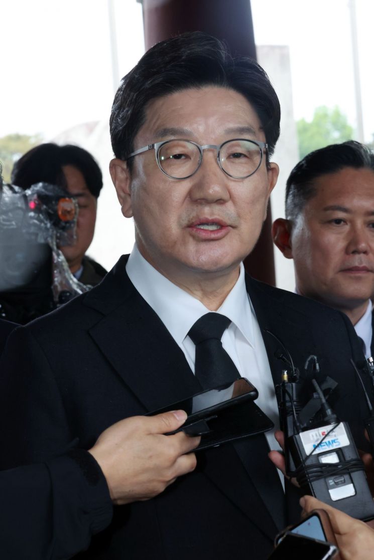 5·18민주화운동 45주년을 이틀 앞둔 16일 권성동 국민의힘 원내대표가 광주 북구 운정동 국립5·18민주묘지를 참배한 뒤 취재진의 질문에 답변하고 있다. 연합뉴스