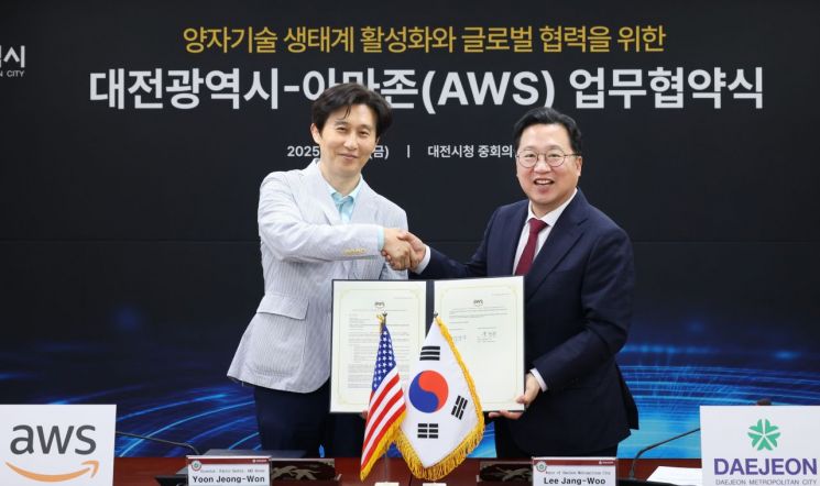 윤정원 AWS 코리아 공공부문 대표(왼쪽)와 이장우 대전시장이 협약 후 악수를 나누고 있다. / 대전시