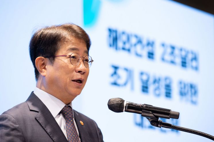 박상우 국토교통부 장관이 16일 열린 해외건설 토론회에서 축사를 하고 있다. 국토부 제공