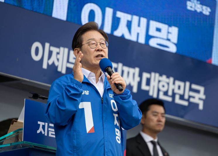 더불어민주당 이재명 대선후보가 16일 전북 군산시 구 시청광장에서 열린 유세에서 지지를 호소하는 연설을 하고 있다. 공동취재 연합뉴스