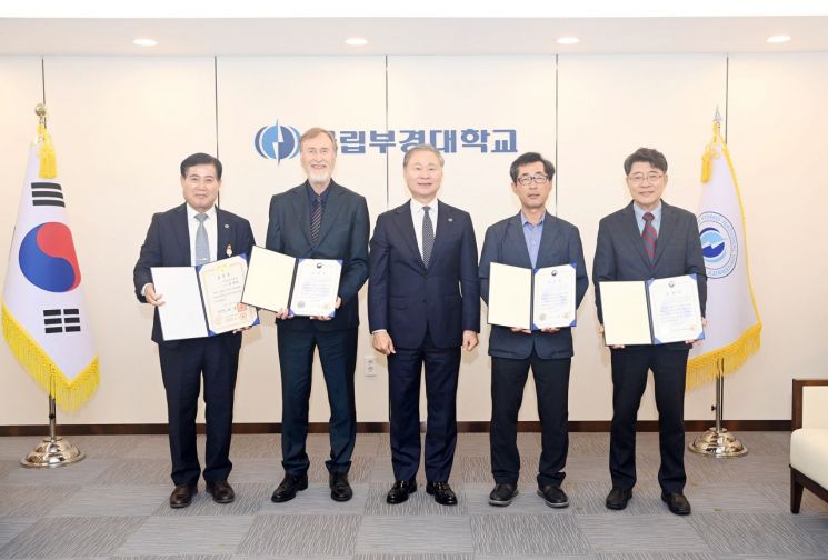 배상훈 총장(가운데)이 표창을 전달하고 기념촬영하고 있다. 국립부경대 제공