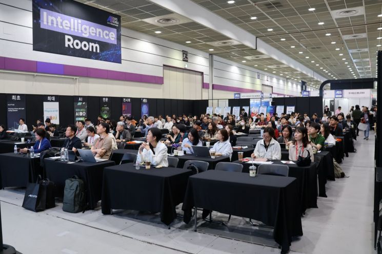 한국IT여성기업인협회가 16일 오전 서울 코엑스에서 '인공지능 엑스포 코리아 2025' 부대행사로 개최한 세미나에서 청중들이 강연을 경청하고있다.(사진제공=한국IT여성기업인협회)