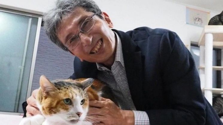 삼색얼룩털 고양이와 사사키 히로유키 규슈대 교수. 연합뉴스