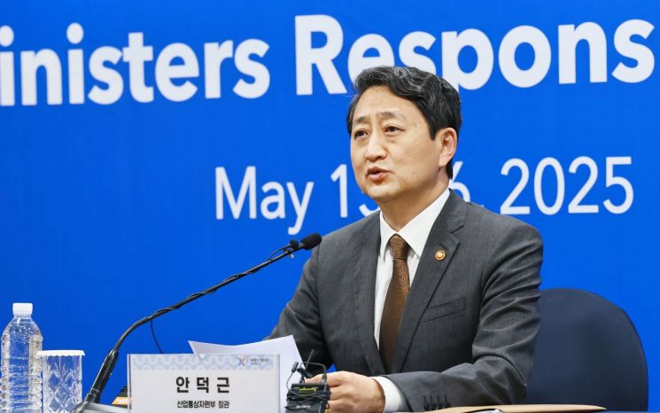 안덕근 산업통상장원부 장관이 16일 APEC 통상장관회의 개최지인 제주국제컨벤션센터에서 기자들과 간담회를 갖고 있다. 사진=산업부 제공
