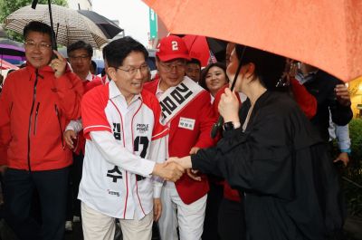 김문수 국민의힘 대선 후보가 16일 대전 중구 으능정이문화의거리에서 시민들에게 지지를 호소하고 있다. 2025.5.16 김현민 기자