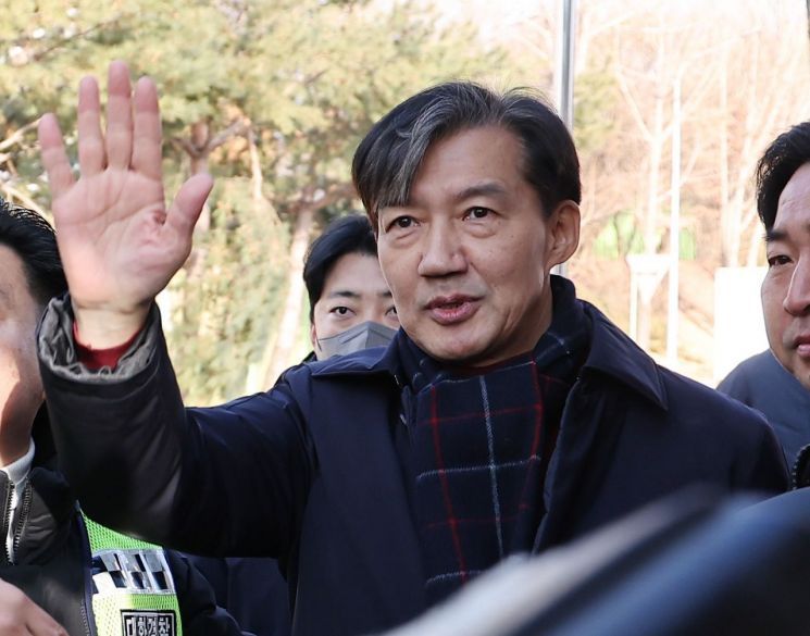 "감옥이라 못 보지만, 재미있다고"…조국 본인 '다큐' 개봉에 옥중 서신