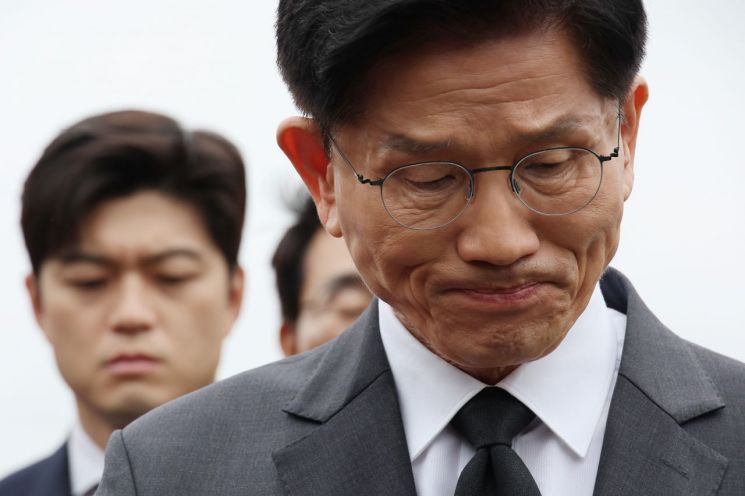 국민의힘 김문수 대선 후보와 김용태 비상대책위원장이 17일 광주 북구 국립 5·18 민주묘지를 찾아 박관현 열사 묘역에서 참배하고 있다. 연합뉴스