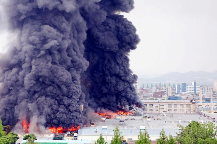17일 오전 광주 광산구 송정동 금호타이어 광주공장에서 불이 나 연기가 치솟고 있다. 연합뉴스