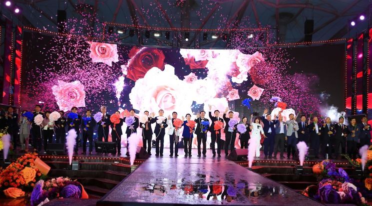 지난 16일 밤 곡성군섬진강기차마을에서 제15회 곡성세계장미축제 개막식이 열렸다. 곡성군 제공