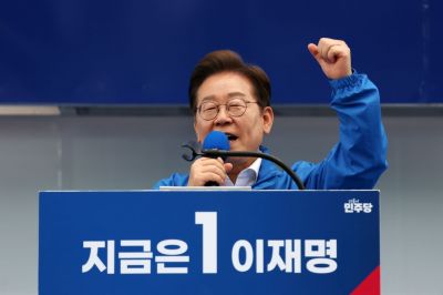 이재명 더불어민주당 대선후보가 17일 광주광역시 서구 김대중컨벤션센터 광장에서 열린 집중 유세에서 지지를 호소하는 연설을 하고 있다. 연합뉴스