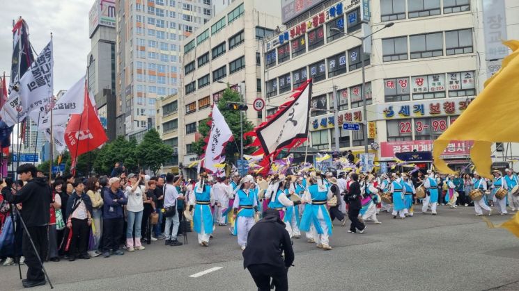 17일 제45주년 5·18민주화운동을 기념하는 전야제가 열린 광주 동구 금남로 일대에서 민주평화대행진에 펼쳐지고 있다.