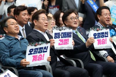 17일 광주광역시 동구 금남로에서 열린 5·18 광주민주화운동 45주기 전야제에 참석한 이재명 더불어민주당 대선후보(가운데)와 우원식 국회의장(오른쪽 두 번째) 등이 5·18 광주민주화운동 45주기 전야제에 참석해 손팻말을 들고 있다. 연합뉴스