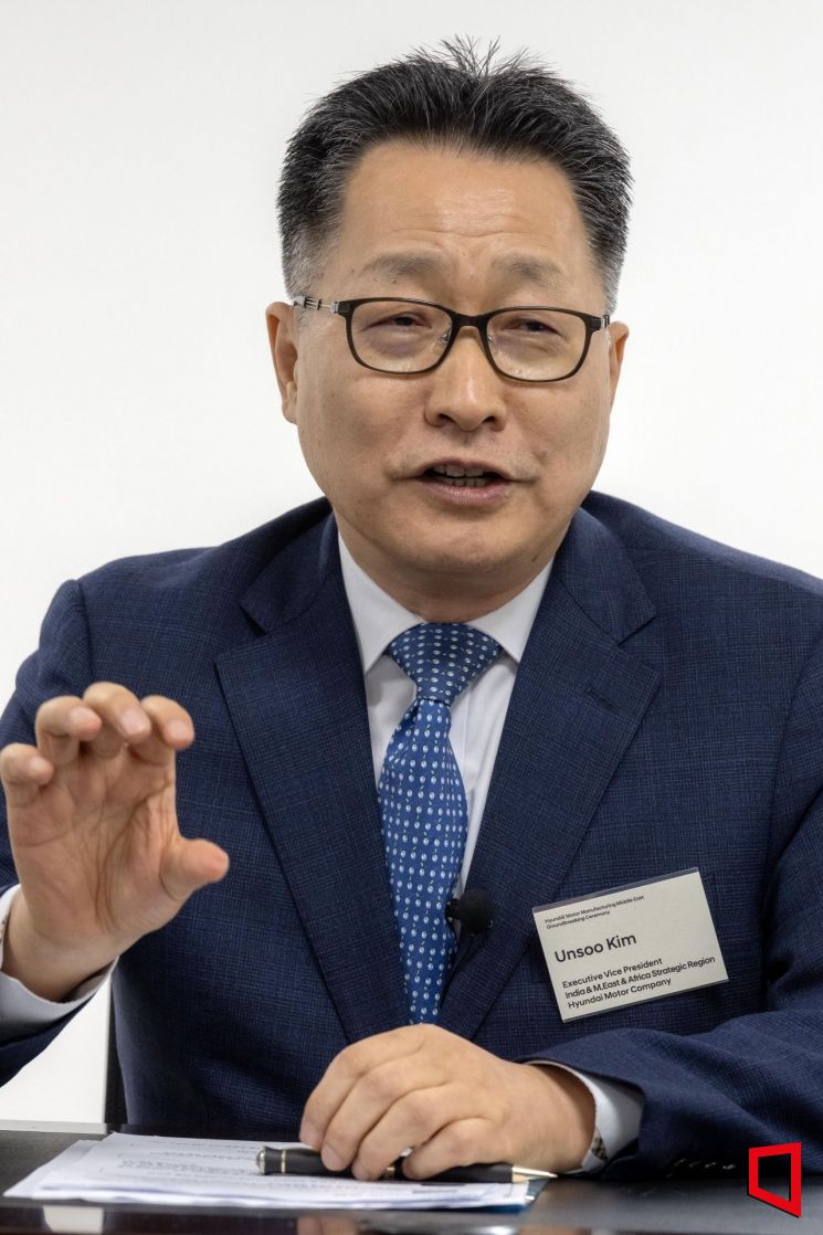 김언수 현대자동차 인도아중동대권역장 부사장이 14일(현지시간) 사우디아라비아 킹 압둘라 경제도시에서 기자들과 간담회를 하고 있다. 현대차