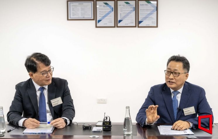 김언수 현대자동차 인도아중동대권역장 부사장(오른쪽)과 정준철 현대차·기아 제조부문장 부사장이 14일(현지시간) 사우디아라비아 킹 압둘라 경제도시에서 기자들과 간담회를 하고 있다. 현대차