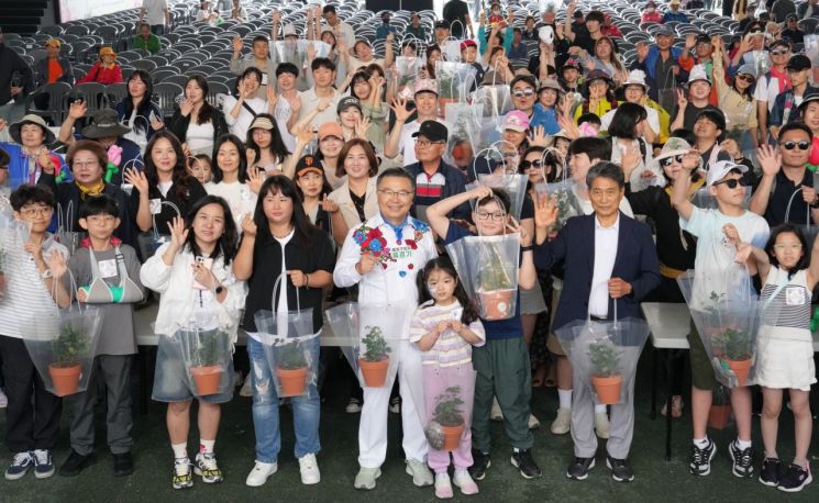 반려장미 심기 행사에 참석한 류경기 중랑구청장과 참석자들