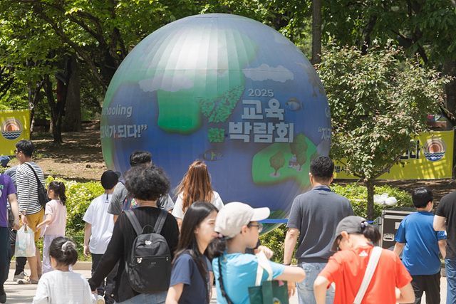 양천공원에 설치된 Y교육박람회 2025 대형 LED 지구본. 양천구 제공.