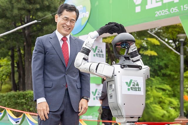 ‘Y교육박람회 2025’ 현장에서 ‘휴머노이드 Y봇’과 대화하는 이기재 양천구청장. 양천구 제공.
