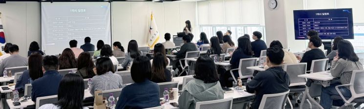 경기도교육청이 17일 학교설립 전문가 양성을 위한 ‘집중형 실무 교육(One-Point Academy)’을 시작했다. 교육과정에 참석한 담당자들이 수업을 듣고 있다. 경기도교육청 제공