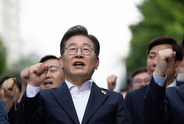 이재명 더불어민주당 대선후보가 17일 광주광역시 동구 금남로에서 열린 5·18 광주민주화운동 45주기 전야제에 참석해 임을 위한 행진곡을 제창하고 있다. 연합뉴스