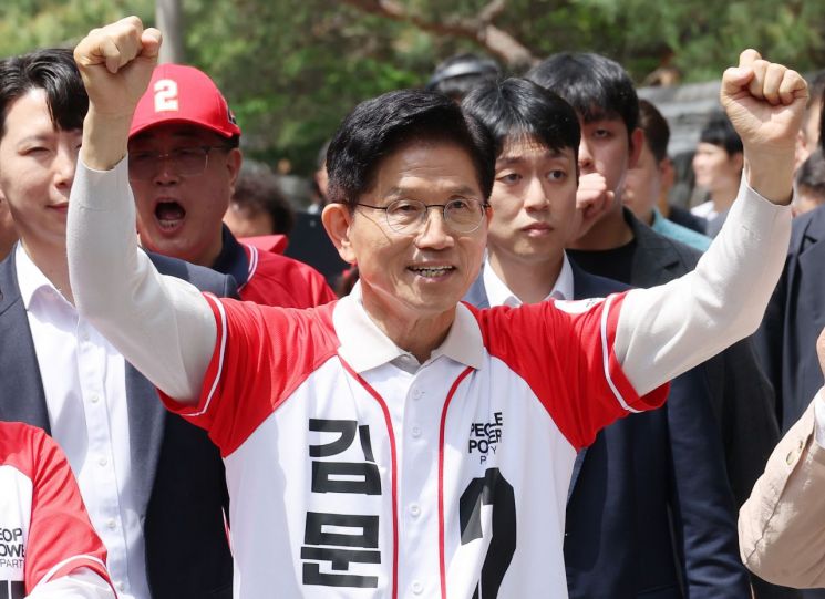 김문수 국민의힘 대선 후보가 17일 전북 전주시 전동성당인근에서 유세하고 있다. 연합뉴스