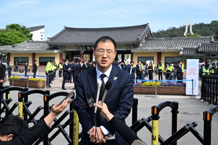 18일 무소속 김상욱 국회의원이 광주 북구 운정동 국립 5·18 민주묘지 민주의문 앞에서 더불어민주당 입당 기자회견을 하고 있다. 연합뉴스