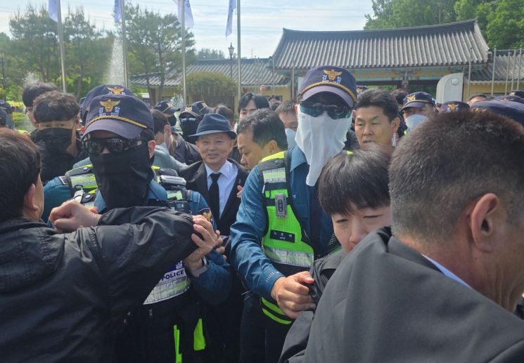 안창호 국가인권위원장이 18일 오전 광주 북구 국립 5·18 민주묘지를 들어가려다 시민들의 제지로 입장하지 못하고 있다. 민찬기 기자